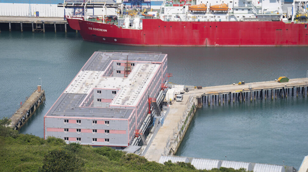 Britanske vlasti premeštaju tražioce azila zbog pojave opasne bakterije 1