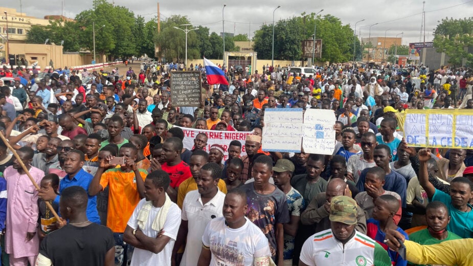 Stotine ljudi se okupilo u glavnom gradu Nigera u podršku vojne hunte, prekinuti francuski mediji 2