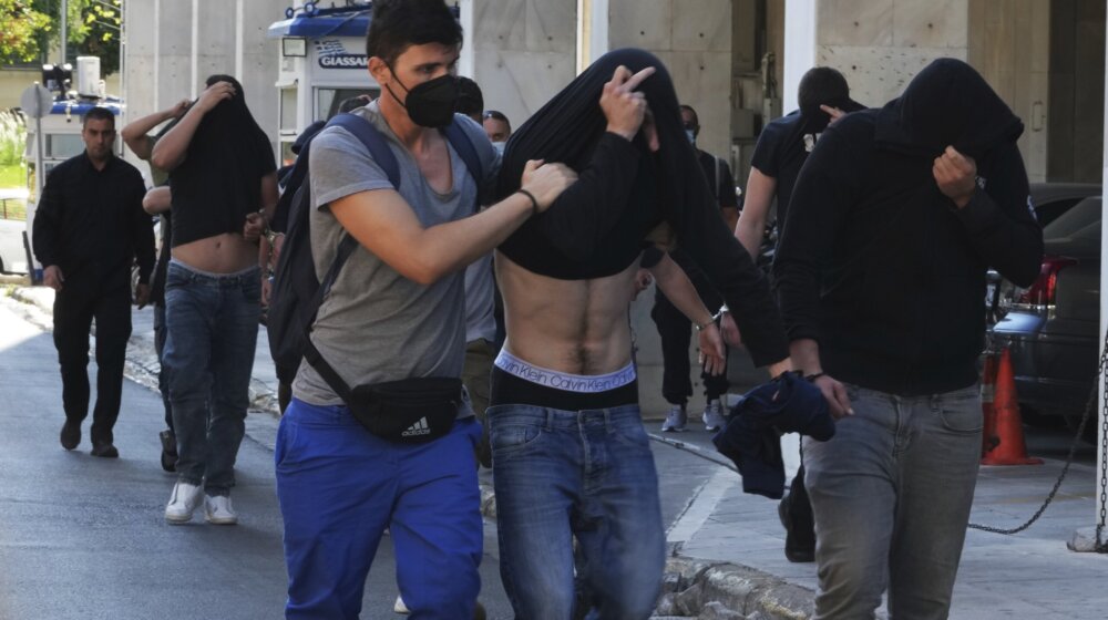 Grčka policija autobusom dovezla u sud 94 navijača umešana u nerede koji su doveli do ubistva: Građani im dobacivali da su ubice i fašisti (VIDEO, FOTO) 1