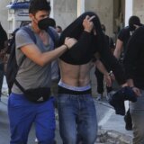 Grčka policija autobusom dovezla u sud 94 navijača umešana u nerede koji su doveli do ubistva: Građani im dobacivali da su ubice i fašisti (VIDEO, FOTO) 1