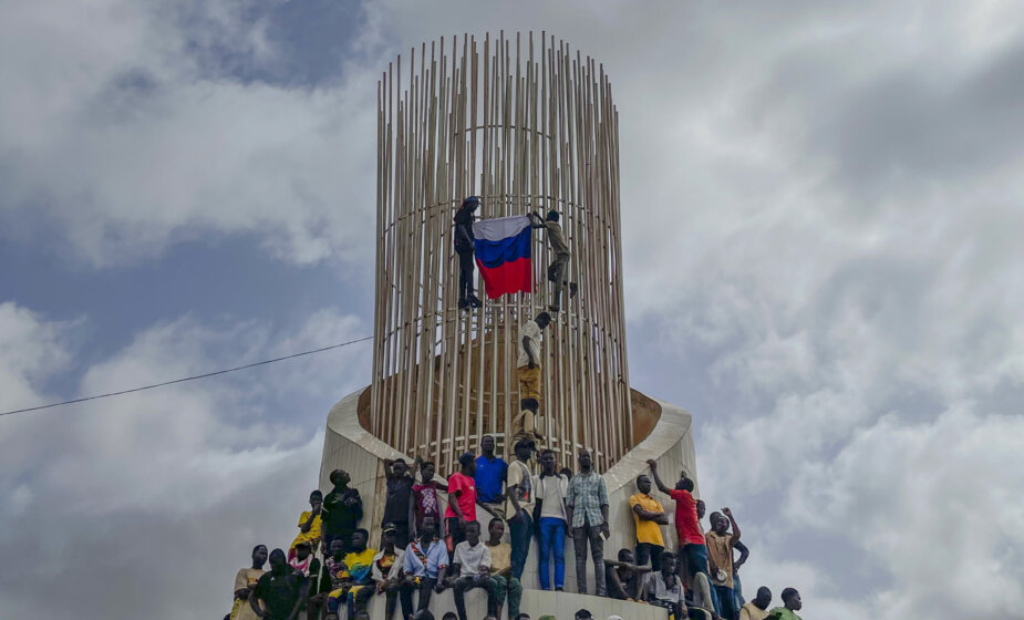 Stotine ljudi se okupilo u glavnom gradu Nigera u podršku vojne hunte, prekinuti francuski mediji 1