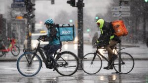 Izleću iz „mrtvog ugla“: Zašto dostavljači na biciklima često krše propise?