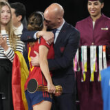 Predsednik Federacije španskog fudbala se izvinio jer je poljubio kapitena svetskih prvakinja u usta 6