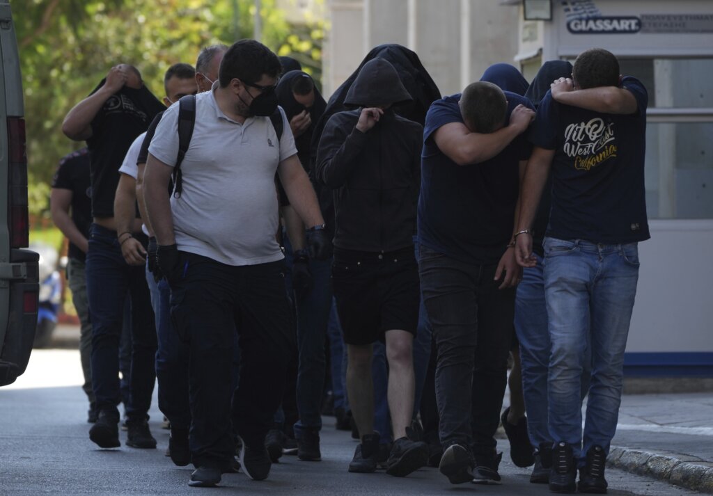 Grčka policija autobusom dovezla u sud 94 navijača umešana u nerede koji su doveli do ubistva: Građani im dobacivali da su ubice i fašisti (VIDEO, FOTO) 2