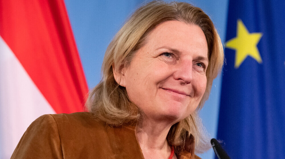 "Plesala s Putinom i napravila duboki naklon na venčanju": Bivša ministarka spoljnih poslova Austrije letuje u Rusiji i predaje u ruskom političkom centru 1