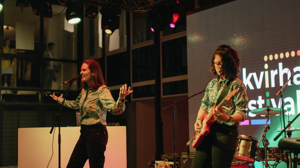 Priče bojene Dolores zvukom: Live izvođenje albuma „Šta te radi“ 1