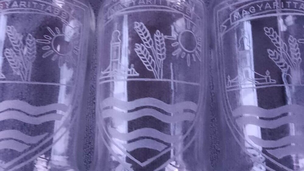 Njega staklo sluša: Graver iz Srpskog Itebeja upečatljivo oslikava flaše 2