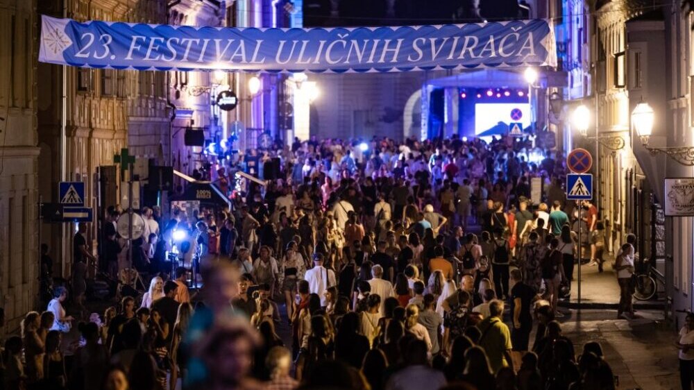 Festival uličnih svirača razdrmao Podgrađe Petrovaradina: Vesela povorka protutnjala gradom 2 Festival uličnih svirača razdrmao Podgrađe Petrovaradina: Vesela povorka protutnjala gradom 2