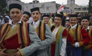 Šarenilo narodnih nošnji, igre i pesme iz petnaest zemalja sveta: Užice prestonica dečjeg folklora (FOTO) 4