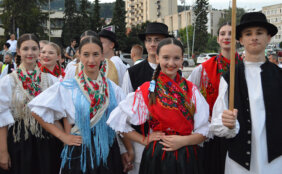 Šarenilo narodnih nošnji, igre i pesme iz petnaest zemalja sveta: Užice prestonica dečjeg folklora (FOTO) 8