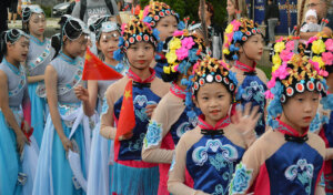 Šarenilo narodnih nošnji, igre i pesme iz petnaest zemalja sveta: Užice prestonica dečjeg folklora (FOTO) 2