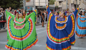 Šarenilo narodnih nošnji, igre i pesme iz petnaest zemalja sveta: Užice prestonica dečjeg folklora (FOTO) 17