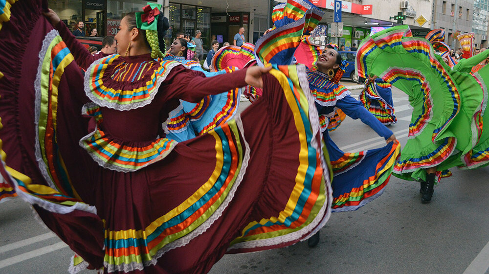 Šarenilo narodnih nošnji, igre i pesme iz petnaest zemalja sveta: Užice prestonica dečjeg folklora (FOTO) 1