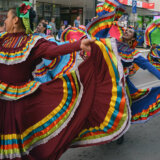 Šarenilo narodnih nošnji, igre i pesme iz petnaest zemalja sveta: Užice prestonica dečjeg folklora (FOTO) 1