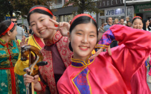 Šarenilo narodnih nošnji, igre i pesme iz petnaest zemalja sveta: Užice prestonica dečjeg folklora (FOTO) 10