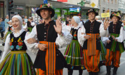 Šarenilo narodnih nošnji, igre i pesme iz petnaest zemalja sveta: Užice prestonica dečjeg folklora (FOTO) 11