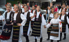Šarenilo narodnih nošnji, igre i pesme iz petnaest zemalja sveta: Užice prestonica dečjeg folklora (FOTO) 12