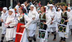 Šarenilo narodnih nošnji, igre i pesme iz petnaest zemalja sveta: Užice prestonica dečjeg folklora (FOTO) 13
