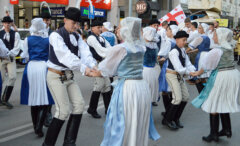Šarenilo narodnih nošnji, igre i pesme iz petnaest zemalja sveta: Užice prestonica dečjeg folklora (FOTO) 14