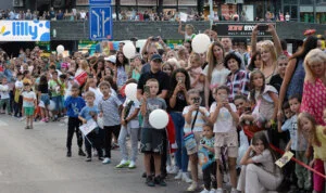 Šarenilo narodnih nošnji, igre i pesme iz petnaest zemalja sveta: Užice prestonica dečjeg folklora (FOTO) 3