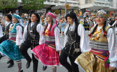 Šarenilo narodnih nošnji, igre i pesme iz petnaest zemalja sveta: Užice prestonica dečjeg folklora (FOTO) 15