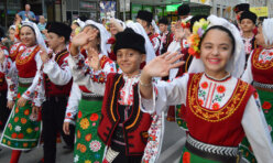 Šarenilo narodnih nošnji, igre i pesme iz petnaest zemalja sveta: Užice prestonica dečjeg folklora (FOTO) 16