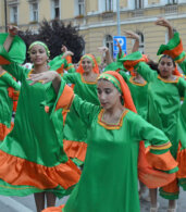 Šarenilo narodnih nošnji, igre i pesme iz petnaest zemalja sveta: Užice prestonica dečjeg folklora (FOTO) 5
