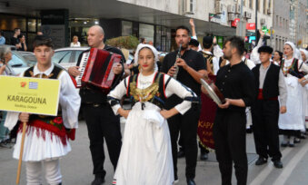 Šarenilo narodnih nošnji, igre i pesme iz petnaest zemalja sveta: Užice prestonica dečjeg folklora (FOTO) 6