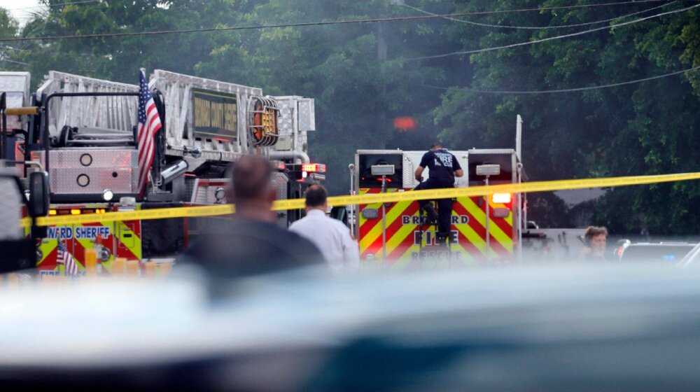 Spasilački helikopter se zapalio i pao na zgradu na Floridi, dvoje ljudi poginulo, četvoro povređeno 1