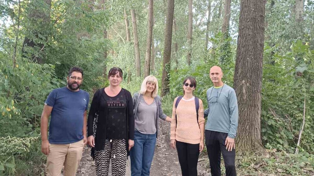 Zbog žalbe za uklanjanjem nekoliko grana seku im čitavu šumicu: Građani Kule ne žele da ostanu bez poslednje zelene oaze, dežuraju danima i čuvaju stabla (VIDEO) 1