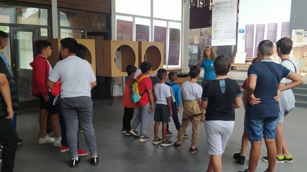 Zrenjaninski mališani u poseti Idvoru i rodnoj kući Mihajla Pupina 1