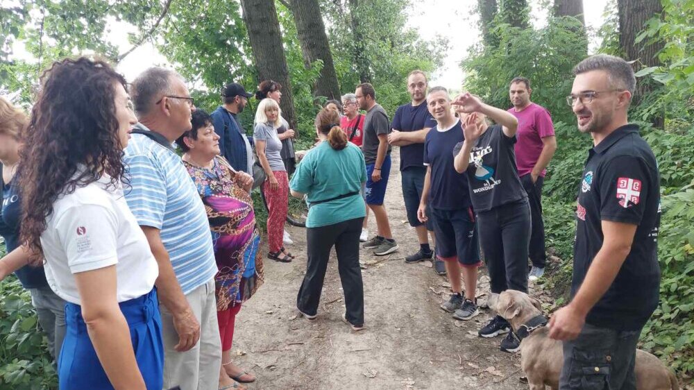 Zbog žalbe za uklanjanjem nekoliko grana seku im čitavu šumicu: Građani Kule ne žele da ostanu bez poslednje zelene oaze, dežuraju danima i čuvaju stabla (VIDEO) 2
