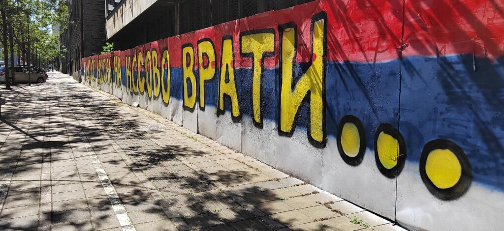 "Kad se vojska na Kosovo vrati": Grafiti na ogradi oko zgrade Generalštaba (FOTO) 4
