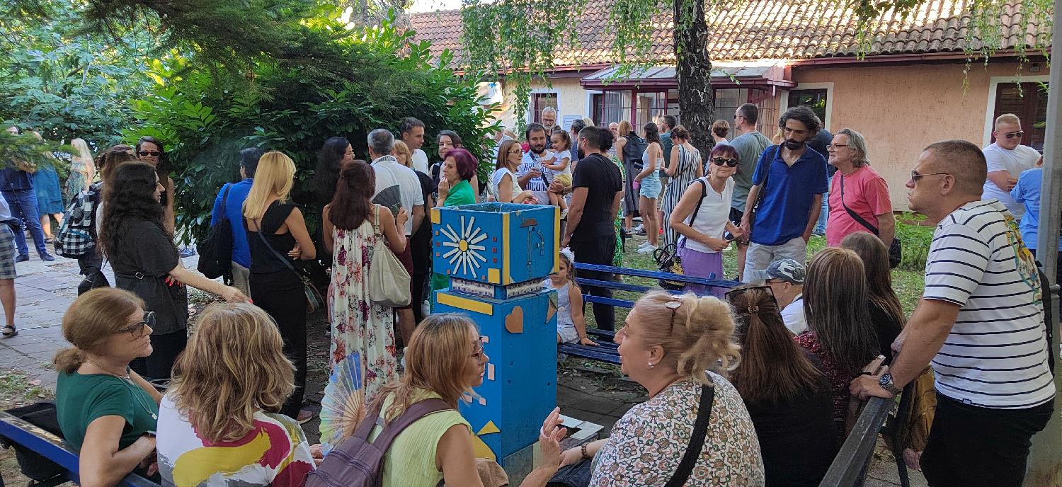 „Zar bolnice na ulice“: Protest pacijenata ispred zatvorene Dnevne bolnice za bolesti zavisnosti u Paunovoj 3