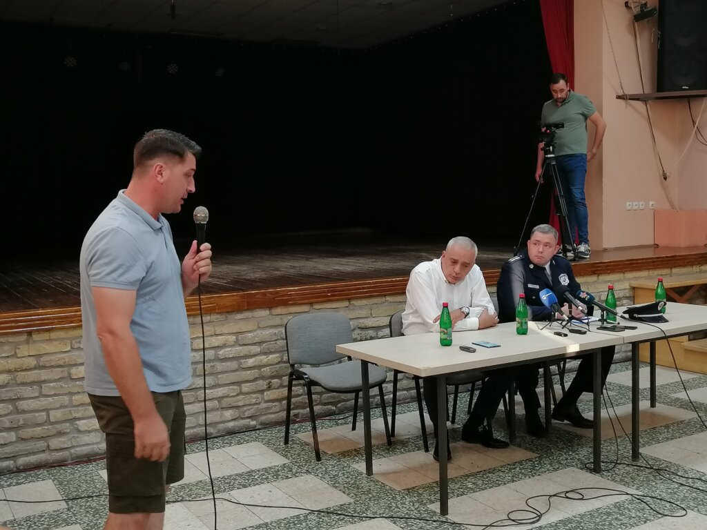 “Moramo stati na put taksistima”: Meštani Hajdukova zatražili oštriju kontrolu taksi prevoznika koji dovoze migrante u pogranični pojas 2