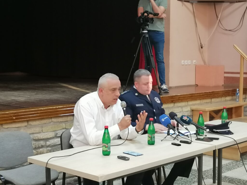 “Moramo stati na put taksistima”: Meštani Hajdukova zatražili oštriju kontrolu taksi prevoznika koji dovoze migrante u pogranični pojas 3