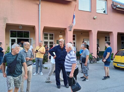 “Moramo stati na put taksistima”: Meštani Hajdukova zatražili oštriju kontrolu taksi prevoznika koji dovoze migrante u pogranični pojas 11