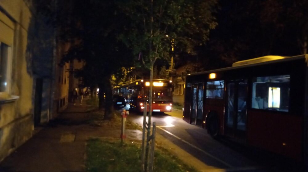 Stotine građana na ulici, došla i saobraćajna policija: Dva nepropisno parkirana vozila zaustavila sedam linija gradskog prevoza u Zemunu 1