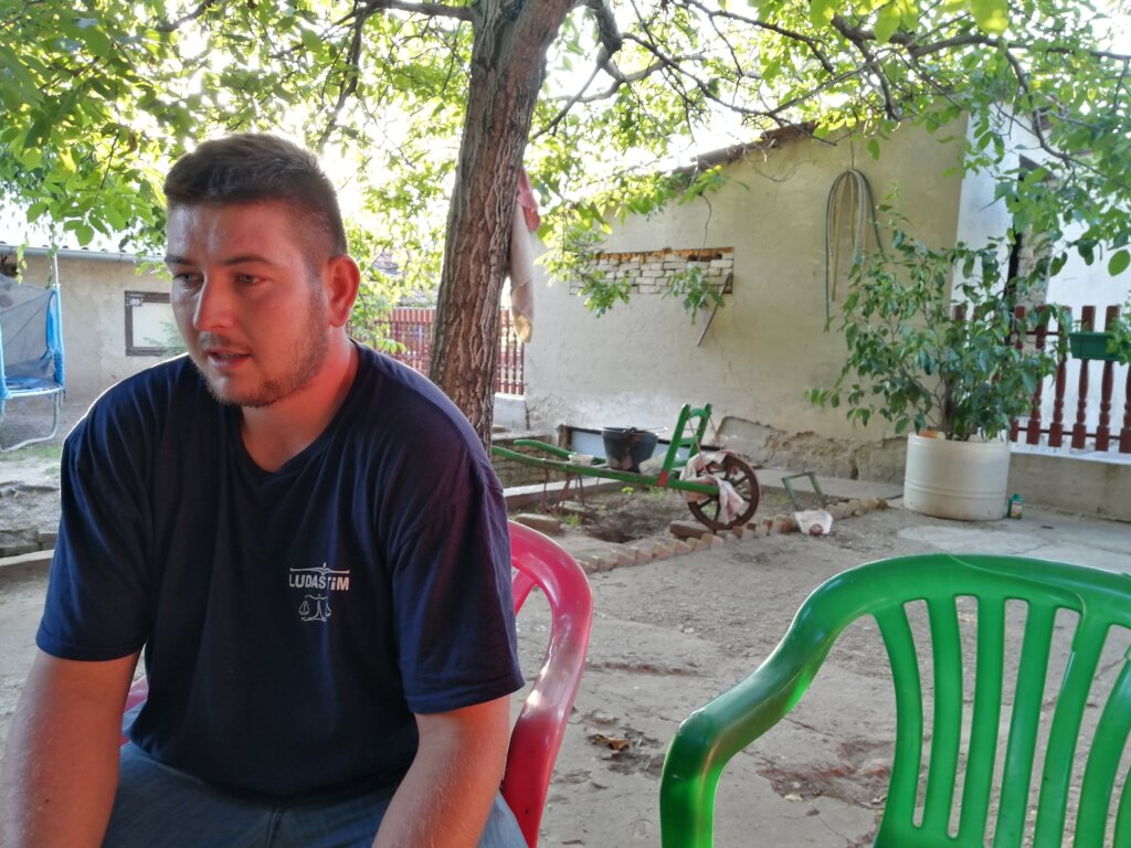 "Zašto bi baš ispred moje kuće tri bombe bacili": Meštanin Hajdukova sumnja da su eksplozije opomena namenjena njemu 14