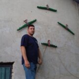 "Zašto bi baš ispred moje kuće tri bombe bacili": Meštanin Hajdukova sumnja da su eksplozije opomena namenjena njemu 9