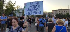 IMG_20230826_190810_b Protest "Srbija protiv nasilja" završio se ispred REM-a, odblokiran saobraćaj u centru Beogradu (VIDEO, FOTO) 18