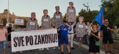 IMG_20230826_191445_b Protest "Srbija protiv nasilja" završio se ispred REM-a, odblokiran saobraćaj u centru Beogradu (VIDEO, FOTO) 7