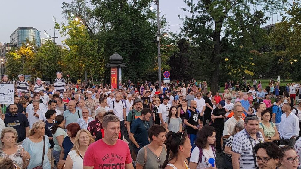 U septembru se penjemo na binu i saopštavamo građanima jasan plan opozicije za rušenje ovog zla: Aleksandar Jovanović Ćuta u šetnji od Skupštine do RTS (VIDEO) 1