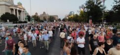 Protest "Srbija protiv nasilja" završio se ispred REM-a, odblokiran saobraćaj u centru Beogradu (VIDEO, FOTO) 3