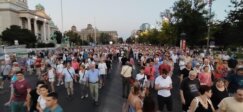 IMG_20230826_193026_b Protest "Srbija protiv nasilja" završio se ispred REM-a, odblokiran saobraćaj u centru Beogradu (VIDEO, FOTO) 3