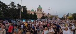 IMG_20230826_193249_b Protest "Srbija protiv nasilja" završio se ispred REM-a, odblokiran saobraćaj u centru Beogradu (VIDEO, FOTO) 11