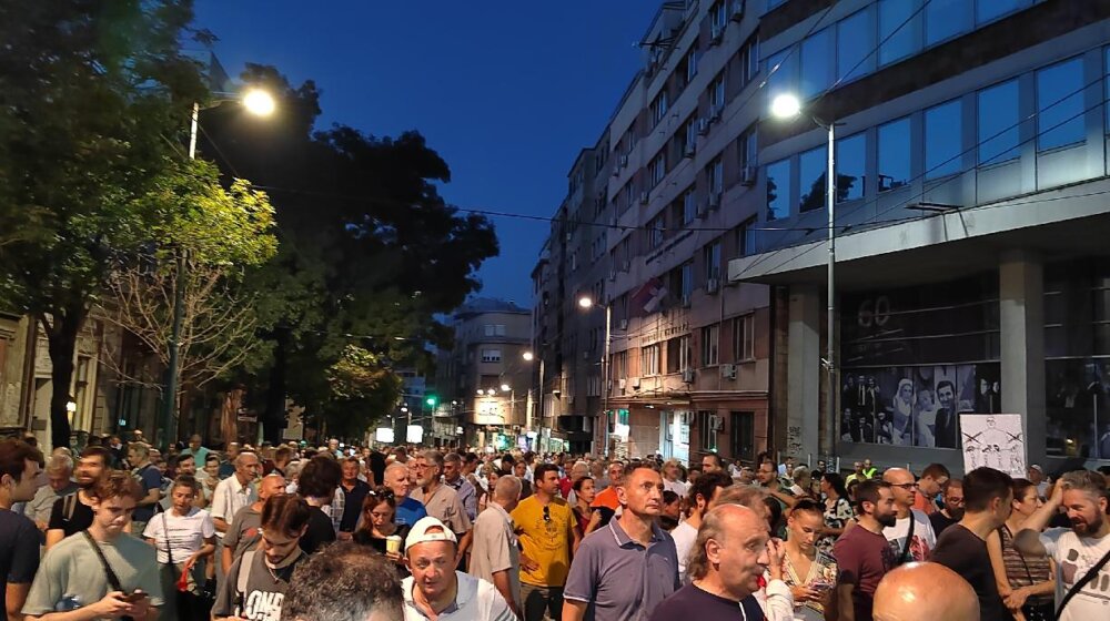 Protest "Srbija protiv nasilja" završio se ispred REM-a, odblokiran saobraćaj u centru Beogradu (VIDEO, FOTO) 1
