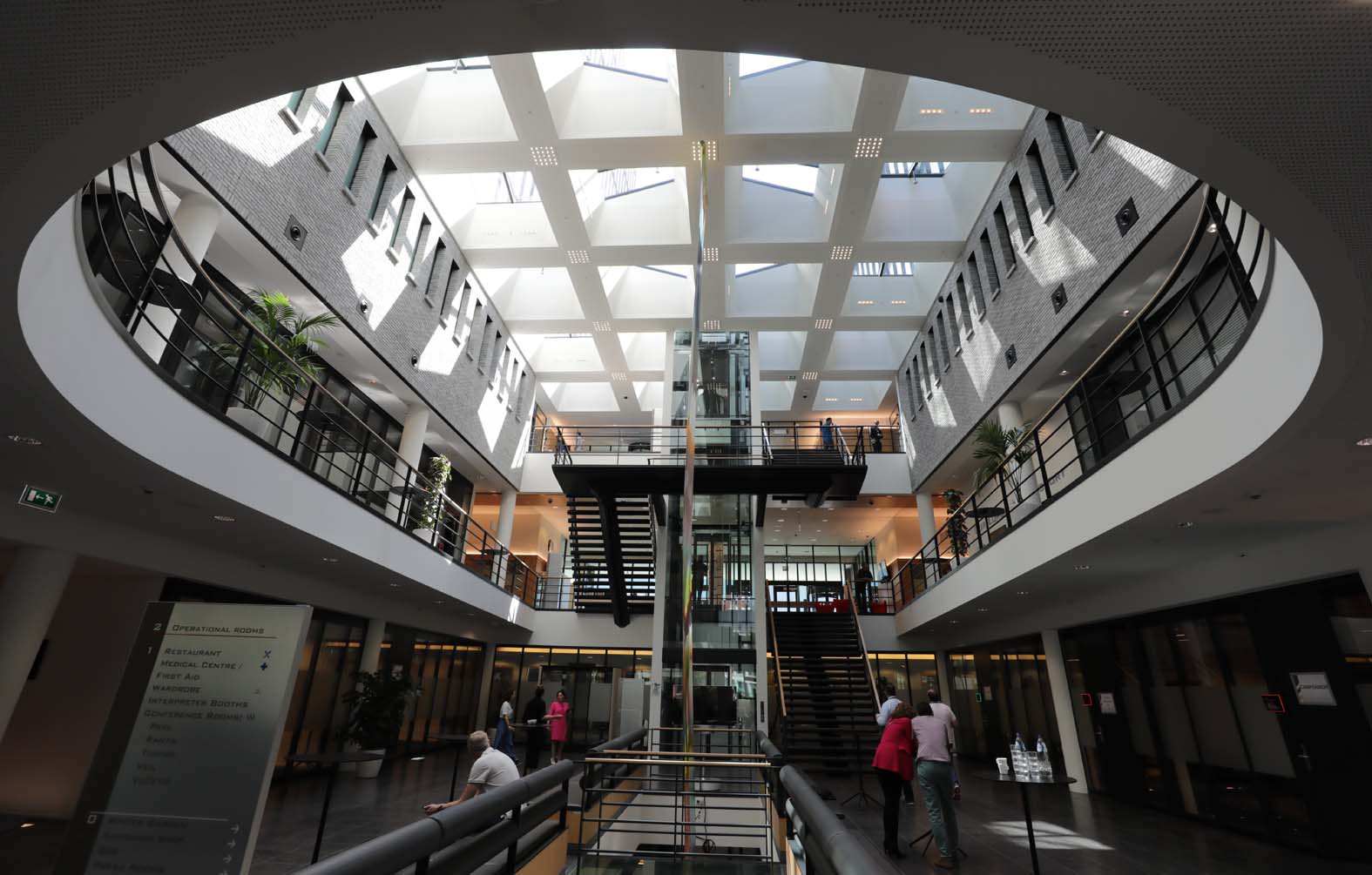 "Evropol, Interpol, juure naas...": Novinar Danasa u Holandiji, u poseti najsigurnijoj zgradi Evrope (FOTO) 2