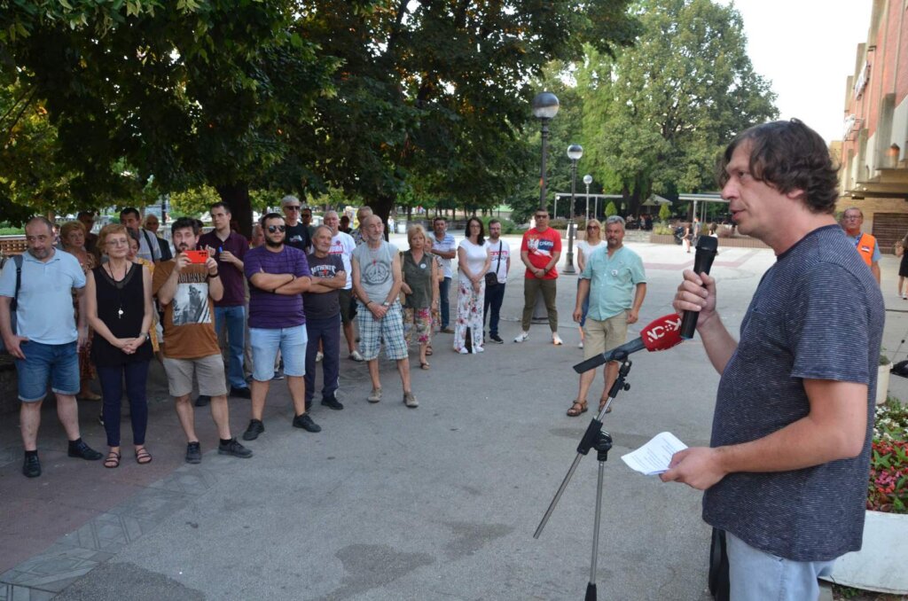 Jagodina pored velikog šefa i diktatora ima i manjeg, lokalnog: Biljana Stojković poručila na protestu 2 Jagodina pored velikog šefa i diktatora ima i manjeg, lokalnog: Biljana Stojković poručila na protestu 2