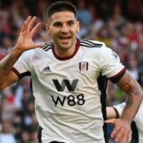 Mitrović na štakama napustio stadion u Liverpulu, lekari saopštili da nije teže povređen 8